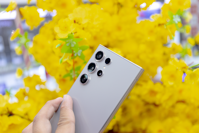 Cận cảnh mẫu điện thoại giá ngang Honda Vision vừa lên kệ, bất ngờ khách Việt xuống tiền mua không tiếc- Ảnh 5. Cận cảnh mẫu điện thoại giá ngang Honda Vision vừa lên kệ, bất ngờ khách Việt xuống tiền mua không tiếc- Ảnh 5.