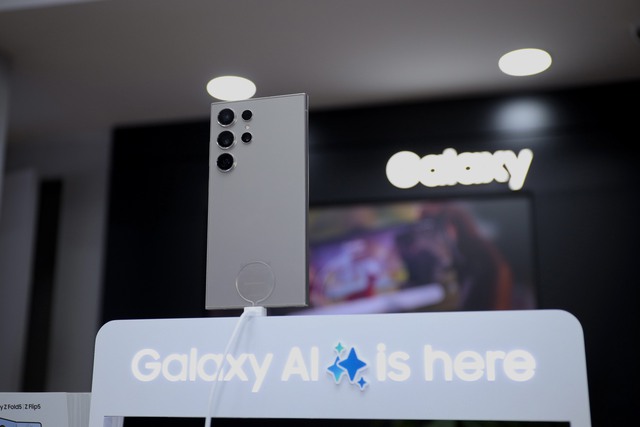 Cận cảnh mẫu điện thoại giá ngang Honda Vision vừa lên kệ, bất ngờ khách Việt xuống tiền mua không tiếc- Ảnh 1. Cận cảnh mẫu điện thoại giá ngang Honda Vision vừa lên kệ, bất ngờ khách Việt xuống tiền mua không tiếc- Ảnh 1.