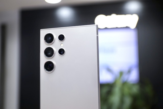 Cận cảnh mẫu điện thoại giá ngang Honda Vision vừa lên kệ, bất ngờ khách Việt xuống tiền mua không tiếc- Ảnh 4. Cận cảnh mẫu điện thoại giá ngang Honda Vision vừa lên kệ, bất ngờ khách Việt xuống tiền mua không tiếc- Ảnh 4.