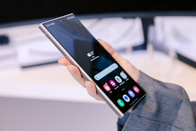 Cận cảnh mẫu điện thoại giá ngang Honda Vision vừa lên kệ, bất ngờ khách Việt xuống tiền mua không tiếc- Ảnh 9. Cận cảnh mẫu điện thoại giá ngang Honda Vision vừa lên kệ, bất ngờ khách Việt xuống tiền mua không tiếc- Ảnh 9.