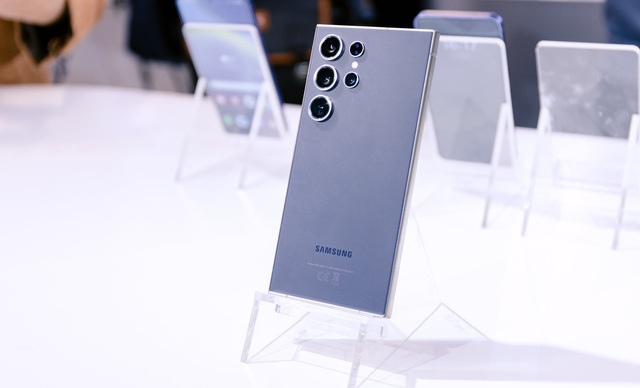 Cận cảnh mẫu điện thoại giá ngang Honda Vision vừa lên kệ, bất ngờ khách Việt xuống tiền mua không tiếc- Ảnh 12. Cận cảnh mẫu điện thoại giá ngang Honda Vision vừa lên kệ, bất ngờ khách Việt xuống tiền mua không tiếc- Ảnh 12.