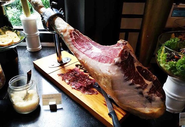 Thịt đùi ủ muối Tây Ban Nha người siêu giàu Việt Nam mới dám ăn, anh nông dân ở châu Phi mua về nhai chơi- Ảnh 1. Thịt đùi ủ muối Tây Ban Nha người siêu giàu Việt Nam mới dám ăn, anh nông dân ở châu Phi mua về nhai chơi- Ảnh 1.