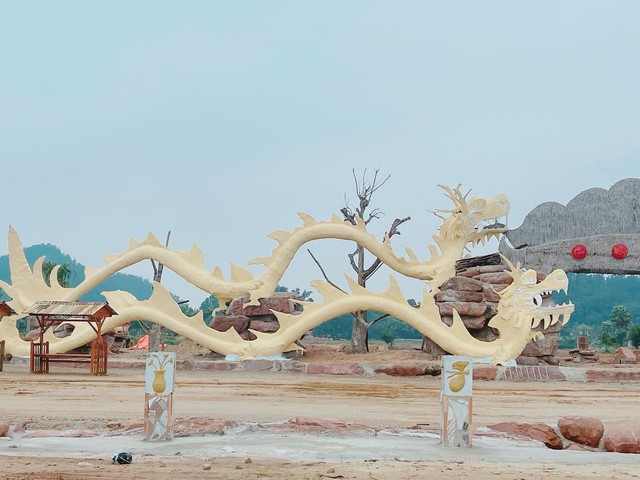 Đến lượt tạo hình rồng ở Nghệ An gây tranh cãi, bị chê "giống lươn, sâu đo"- Ảnh 2. Đến lượt tạo hình rồng ở Nghệ An gây tranh cãi, bị chê "giống lươn, sâu đo"- Ảnh 2.
