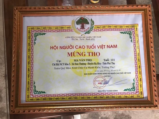 Đôi vợ chồng 112 tuổi và 102 tuổi ở Phú Thọ: Minh mẫn, quấn quýt bên nhau, mới ở chung với con vài tháng- Ảnh 2.