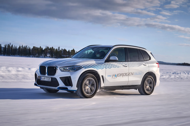 Được 2 tổng thống nước láng giềng Việt Nam chào đón, VinFast 'bỏ xăng làm điện' là đúng hướng?- Ảnh 6. Được 2 tổng thống nước láng giềng Việt Nam chào đón, VinFast 'bỏ xăng làm điện' là đúng hướng?- Ảnh 6.