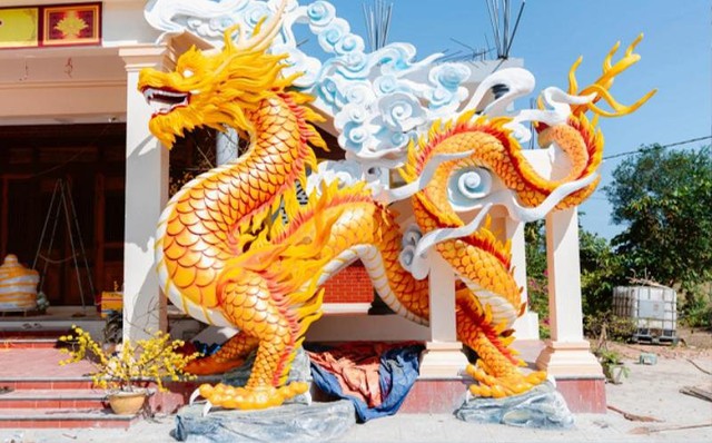 Đến lượt tạo hình rồng ở Nghệ An gây tranh cãi, bị chê "giống lươn, sâu đo"- Ảnh 3. Đến lượt tạo hình rồng ở Nghệ An gây tranh cãi, bị chê "giống lươn, sâu đo"- Ảnh 3.