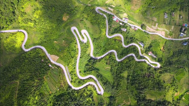 Con dốc được mệnh danh nhiều thách thức nhất Hà Giang, cảnh bên dưới được nhận xét như "Thuỵ Sĩ thu nhỏ"- Ảnh 4. Con dốc được mệnh danh nhiều thách thức nhất Hà Giang, cảnh bên dưới được nhận xét như "Thuỵ Sĩ thu nhỏ"- Ảnh 4.