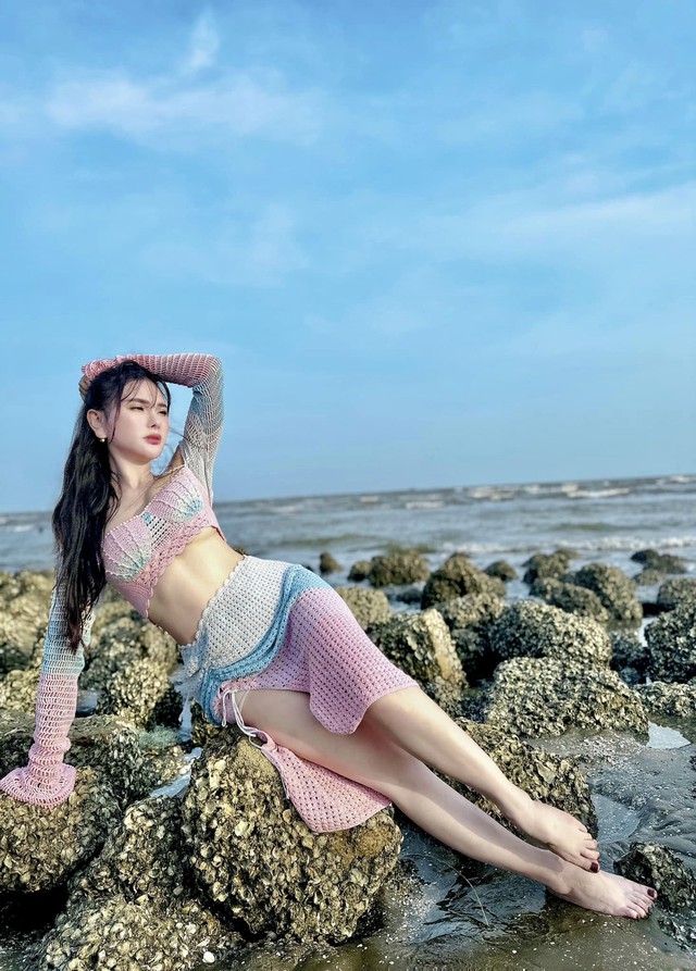 Nữ ca sĩ Việt lấy chồng thứ 2 kém 10 tuổi, mẹ chồng hứa sinh mỗi con tặng 1 mảnh đất, tuổi 40 đẹp nuột nà- Ảnh 7. Nữ ca sĩ Việt lấy chồng thứ 2 kém 10 tuổi, mẹ chồng hứa sinh mỗi con tặng 1 mảnh đất, tuổi 40 đẹp nuột nà- Ảnh 7.