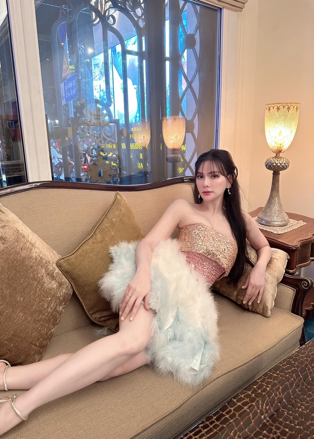 Nữ ca sĩ Việt lấy chồng thứ 2 kém 10 tuổi, mẹ chồng hứa sinh mỗi con tặng 1 mảnh đất, tuổi 40 đẹp nuột nà- Ảnh 6. Nữ ca sĩ Việt lấy chồng thứ 2 kém 10 tuổi, mẹ chồng hứa sinh mỗi con tặng 1 mảnh đất, tuổi 40 đẹp nuột nà- Ảnh 6.