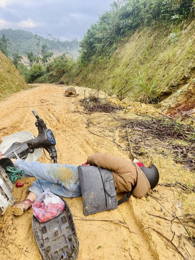 Cô giáo gặp sự cố trên đường, "lời nhờ vả" tạo nên khoảnh khắc đáng nhớ trên mạng xã hội- Ảnh 1.