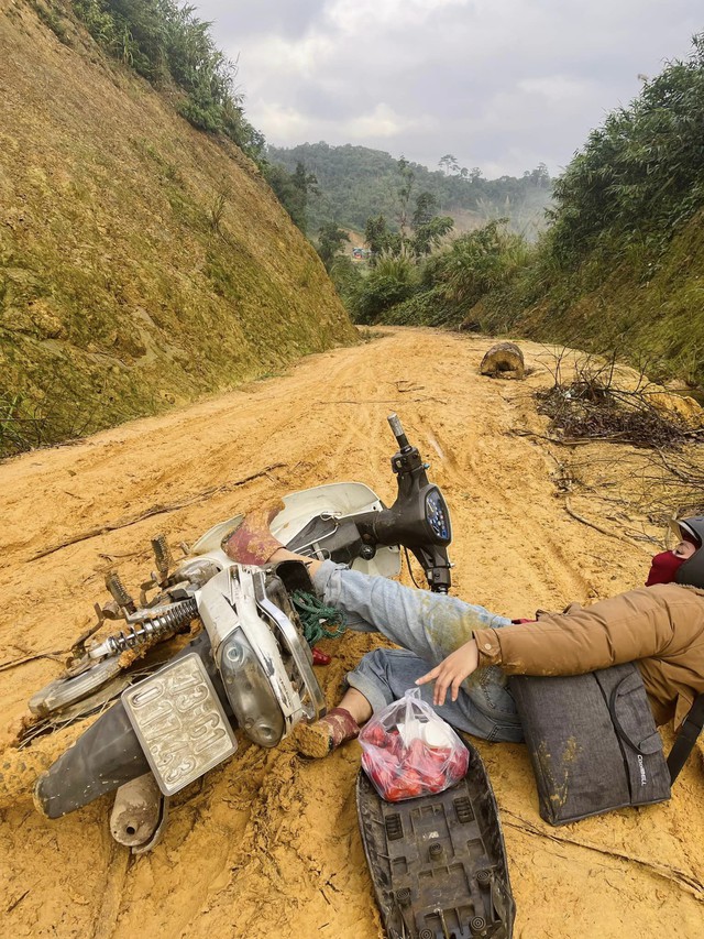 Cô giáo gặp sự cố trên đường, "lời nhờ vả" tạo nên khoảnh khắc đáng nhớ trên mạng xã hội- Ảnh 2.