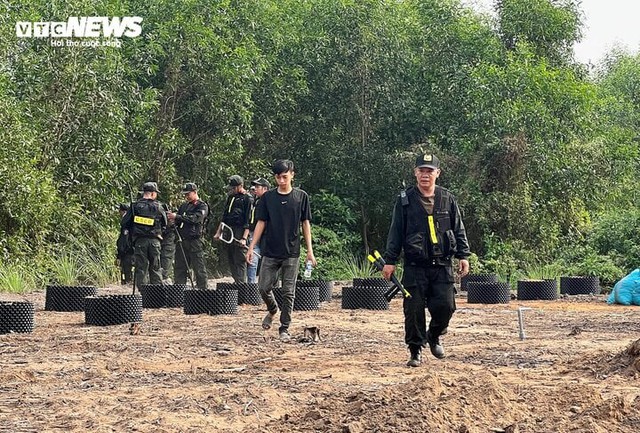 Nhân chứng nói gì về sự bất thường của nghi phạm giết người đang bị hàng trăm cảnh sát truy lùng gắt gao?- Ảnh 4. Nhân chứng nói gì về sự bất thường của nghi phạm giết người đang bị hàng trăm cảnh sát truy lùng gắt gao?- Ảnh 4.