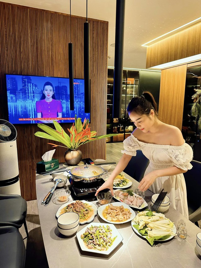 Nàng "Vàng Anh" đình đám giờ là Thượng uý Công an, tuổi U40 đẹp đằm thắm, ở nhà sang như khách sạn- Ảnh 5. Nàng "Vàng Anh" đình đám giờ là Thượng uý Công an, tuổi U40 đẹp đằm thắm, ở nhà sang như khách sạn- Ảnh 5.