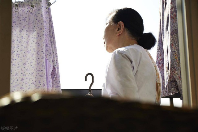 Đêm giao thừa, con trai thả mẹ trước cửa nhà em gái vì "giấu" lương hưu: Cụ bà 80 tuổi đau xót không thôi- Ảnh 2. Đêm giao thừa, con trai thả mẹ trước cửa nhà em gái vì "giấu" lương hưu: Cụ bà 80 tuổi đau xót không thôi- Ảnh 2.