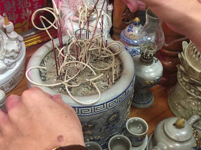 Lễ quan soái - rút chân hương chỉ được làm duy nhất trong ngày ông Công ông Táo- Ảnh 2.
Lễ quan soái - rút chân hương chỉ được làm duy nhất trong ngày ông Công ông Táo- Ảnh 2.