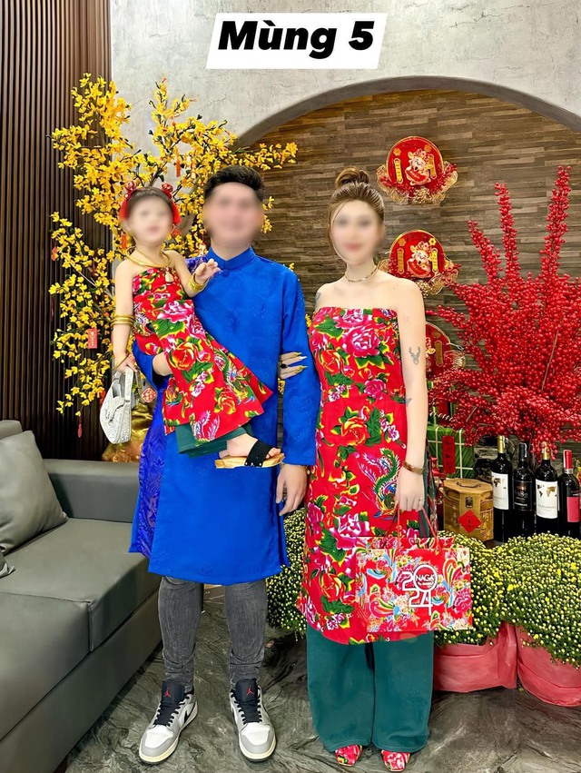 Outfit diện Tết hở hết da thịt của gái một con gây tranh cãi, ai cũng quan tâm thái độ anh chồng- Ảnh 3. Outfit diện Tết hở hết da thịt của gái một con gây tranh cãi, ai cũng quan tâm thái độ anh chồng- Ảnh 3.