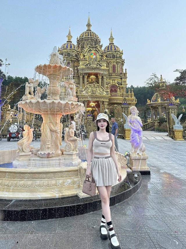 Lâu đài 70 tỷ của “đại gia đồng nát” ở Nghệ An lên đèn rực rỡ đón Tết, hé lộ nội thất bên trong- Ảnh 1. Lâu đài 70 tỷ của “đại gia đồng nát” ở Nghệ An lên đèn rực rỡ đón Tết, hé lộ nội thất bên trong- Ảnh 1.