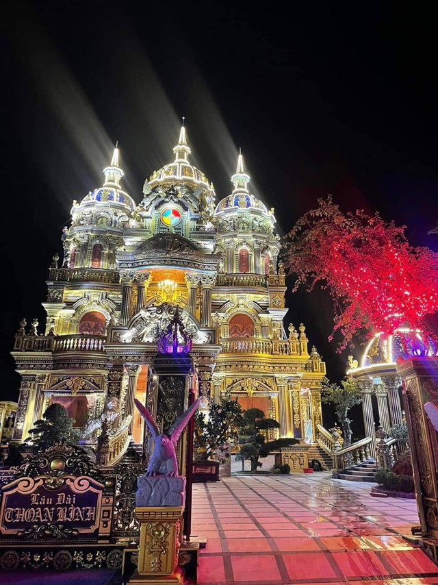 Lâu đài 70 tỷ của “đại gia đồng nát” ở Nghệ An lên đèn rực rỡ đón Tết, hé lộ nội thất bên trong- Ảnh 2. Lâu đài 70 tỷ của “đại gia đồng nát” ở Nghệ An lên đèn rực rỡ đón Tết, hé lộ nội thất bên trong- Ảnh 2.