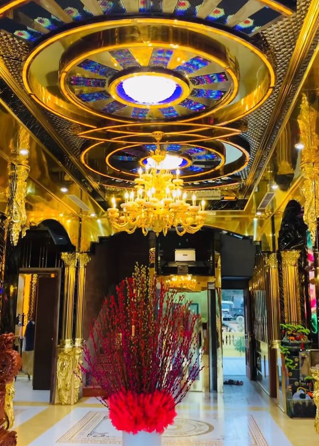 Lâu đài 70 tỷ của “đại gia đồng nát” ở Nghệ An lên đèn rực rỡ đón Tết, hé lộ nội thất bên trong- Ảnh 7. Lâu đài 70 tỷ của “đại gia đồng nát” ở Nghệ An lên đèn rực rỡ đón Tết, hé lộ nội thất bên trong- Ảnh 7.