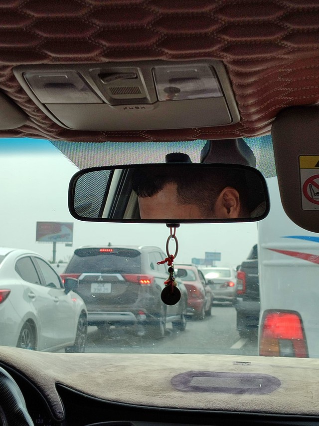 Cao tốc Pháp Vân - Cầu Giẽ tắc cứng, đi chúc Tết từ 10h30 sáng, đầu giờ chiều vẫn chưa thoát khỏi cao tốc- Ảnh 5. Cao tốc Pháp Vân - Cầu Giẽ tắc cứng, đi chúc Tết từ 10h30 sáng, đầu giờ chiều vẫn chưa thoát khỏi cao tốc- Ảnh 5.