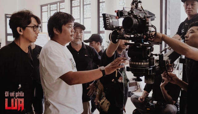 Dàn diễn viên hé lộ loạt khó khăn khi đóng Đi về phía lửa: Vắt kiệt sức, mệt ngoài sự tưởng tượng- Ảnh 1. Dàn diễn viên hé lộ loạt khó khăn khi đóng Đi về phía lửa: Vắt kiệt sức, mệt ngoài sự tưởng tượng- Ảnh 1.