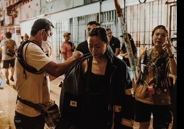 Dàn diễn viên hé lộ loạt khó khăn khi đóng Đi về phía lửa: Vắt kiệt sức, mệt ngoài sự tưởng tượng- Ảnh 4. Dàn diễn viên hé lộ loạt khó khăn khi đóng Đi về phía lửa: Vắt kiệt sức, mệt ngoài sự tưởng tượng- Ảnh 4.