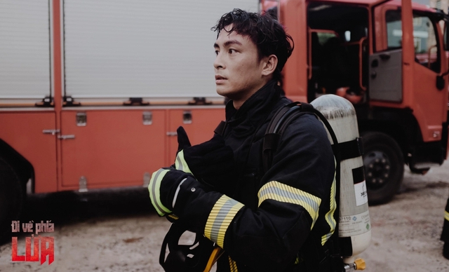 Dàn diễn viên hé lộ loạt khó khăn khi đóng Đi về phía lửa: Vắt kiệt sức, mệt ngoài sự tưởng tượng- Ảnh 2. Dàn diễn viên hé lộ loạt khó khăn khi đóng Đi về phía lửa: Vắt kiệt sức, mệt ngoài sự tưởng tượng- Ảnh 2.