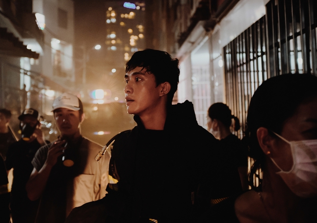 Dàn diễn viên hé lộ loạt khó khăn khi đóng Đi về phía lửa: Vắt kiệt sức, mệt ngoài sự tưởng tượng- Ảnh 3. Dàn diễn viên hé lộ loạt khó khăn khi đóng Đi về phía lửa: Vắt kiệt sức, mệt ngoài sự tưởng tượng- Ảnh 3.