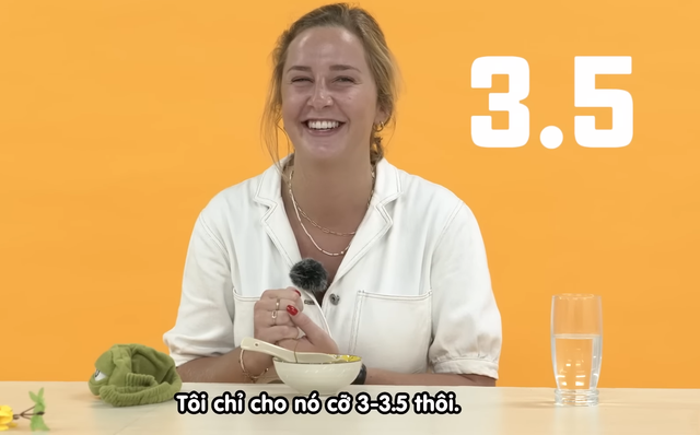 Khách Tây nếm thử các món ăn Tết của Việt Nam: Món được yêu thích nhất không phải bánh chưng- Ảnh 8. Khách Tây nếm thử các món ăn Tết của Việt Nam: Món được yêu thích nhất không phải bánh chưng- Ảnh 8.