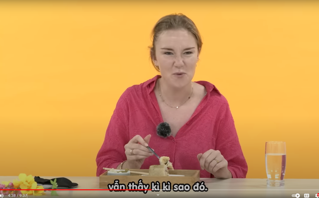 Khách Tây nếm thử các món ăn Tết của Việt Nam: Món được yêu thích nhất không phải bánh chưng- Ảnh 4. Khách Tây nếm thử các món ăn Tết của Việt Nam: Món được yêu thích nhất không phải bánh chưng- Ảnh 4.