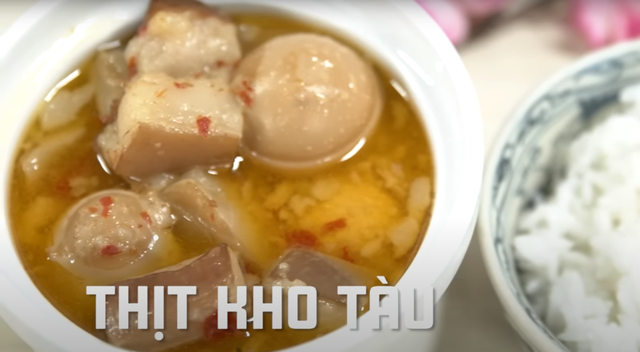 Khách Tây nếm thử các món ăn Tết của Việt Nam: Món được yêu thích nhất không phải bánh chưng- Ảnh 1. Khách Tây nếm thử các món ăn Tết của Việt Nam: Món được yêu thích nhất không phải bánh chưng- Ảnh 1.