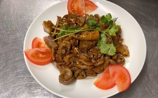 Đầu bếp Pháp giãy nảy khi được mời lòng heo khìa nước dừa, sau khi ăn thử liền thay đổi thái độ- Ảnh 1.