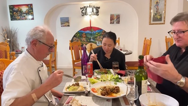Đầu bếp Pháp giãy nảy khi được mời lòng heo khìa nước dừa, sau khi ăn thử liền thay đổi thái độ- Ảnh 4. Đầu bếp Pháp giãy nảy khi được mời lòng heo khìa nước dừa, sau khi ăn thử liền thay đổi thái độ- Ảnh 4.