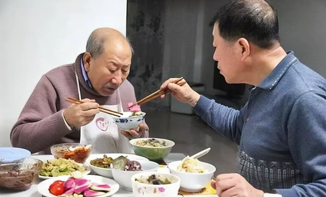 Mâm cơm ê hề nhưng cụ ông 90 tuổi chẳng gắp đồ ăn: Cháu gái lên mạng giãi bày, nhiều người rơi nước mắt&nbsp;- Ảnh 1.