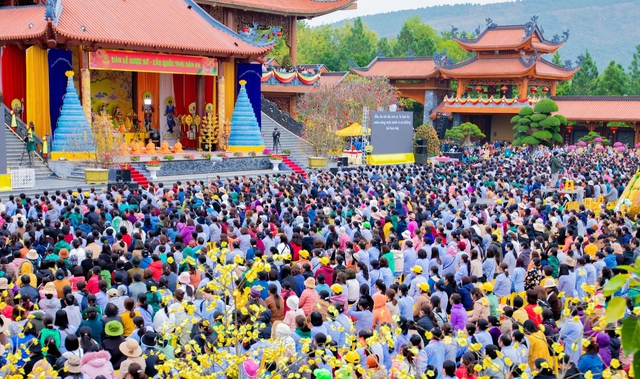 Hàng vạn người đổ về chùa Ba Vàng ngày mùng 8 Tết- Ảnh 1. Hàng vạn người đổ về chùa Ba Vàng ngày mùng 8 Tết- Ảnh 1.