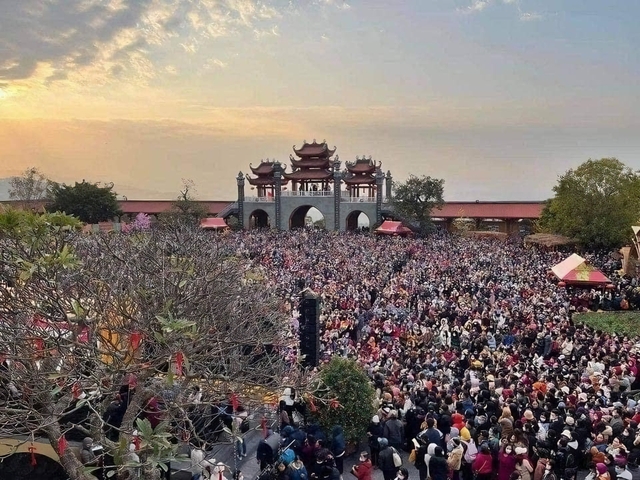 Hàng vạn người đổ về chùa Ba Vàng ngày mùng 8 Tết- Ảnh 2. Hàng vạn người đổ về chùa Ba Vàng ngày mùng 8 Tết- Ảnh 2.