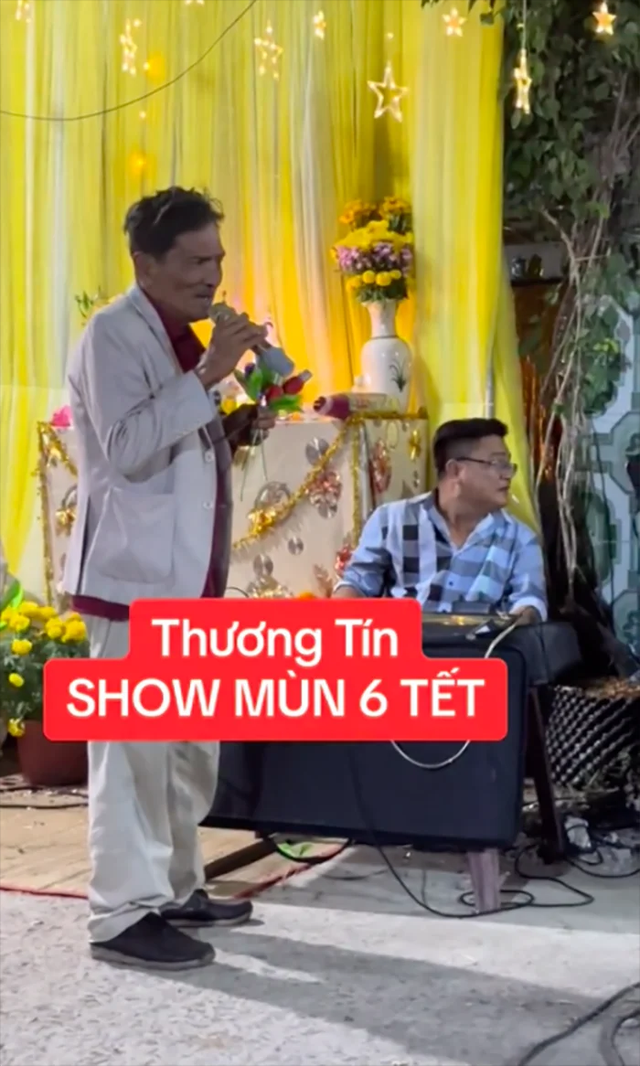 Hình ảnh mới nhất của Thương Tín, hát đám tiệc bình dân, được khán giả cho tiền- Ảnh 1. Hình ảnh mới nhất của Thương Tín, hát đám tiệc bình dân, được khán giả cho tiền- Ảnh 1.