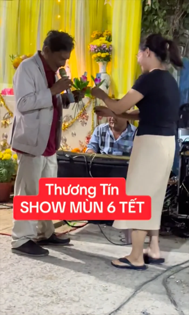 Hình ảnh mới nhất của Thương Tín, hát đám tiệc bình dân, được khán giả cho tiền- Ảnh 2. Hình ảnh mới nhất của Thương Tín, hát đám tiệc bình dân, được khán giả cho tiền- Ảnh 2.