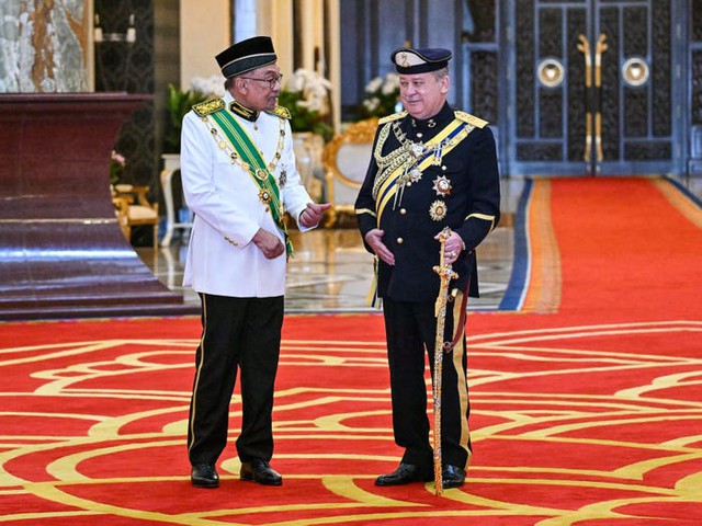 Gia thế 'bất phàm' của tân vương Malaysia: Tỷ phú sở hữu 300 xe sang, đất 4 tỷ USD, và cả quân đội riêng- Ảnh 2. Gia thế 'bất phàm' của tân vương Malaysia: Tỷ phú sở hữu 300 xe sang, đất 4 tỷ USD, và cả quân đội riêng- Ảnh 2.