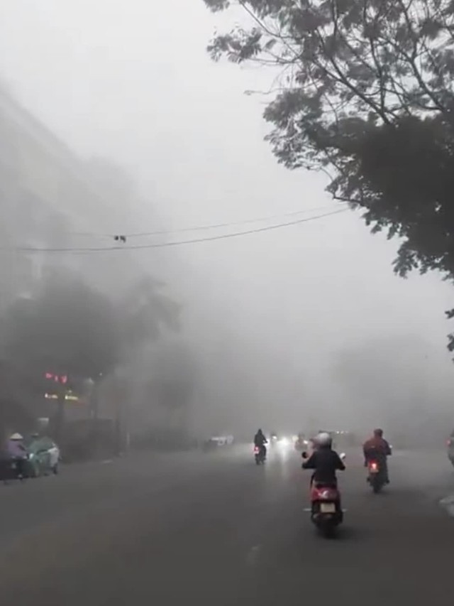 Hà Nội ngay lúc này: Sương mù giăng kín đường phố, mờ ảo cứ ngỡ như ở Sapa- Ảnh 5. Hà Nội ngay lúc này: Sương mù giăng kín đường phố, mờ ảo cứ ngỡ như ở Sapa- Ảnh 5.