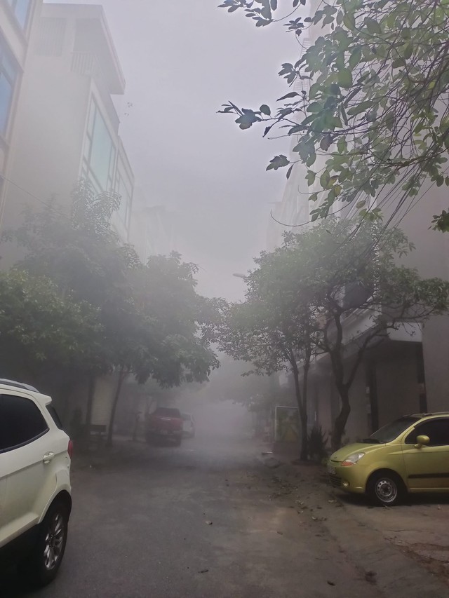 Hà Nội ngay lúc này: Sương mù giăng kín đường phố, mờ ảo cứ ngỡ như ở Sapa- Ảnh 3. Hà Nội ngay lúc này: Sương mù giăng kín đường phố, mờ ảo cứ ngỡ như ở Sapa- Ảnh 3.
