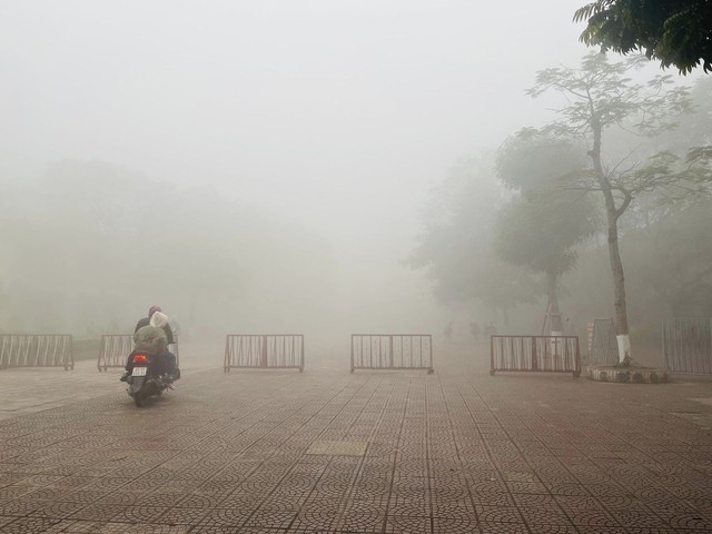 Hà Nội ngay lúc này: Sương mù giăng kín đường phố, mờ ảo cứ ngỡ như ở Sapa- Ảnh 7. Hà Nội ngay lúc này: Sương mù giăng kín đường phố, mờ ảo cứ ngỡ như ở Sapa- Ảnh 7.