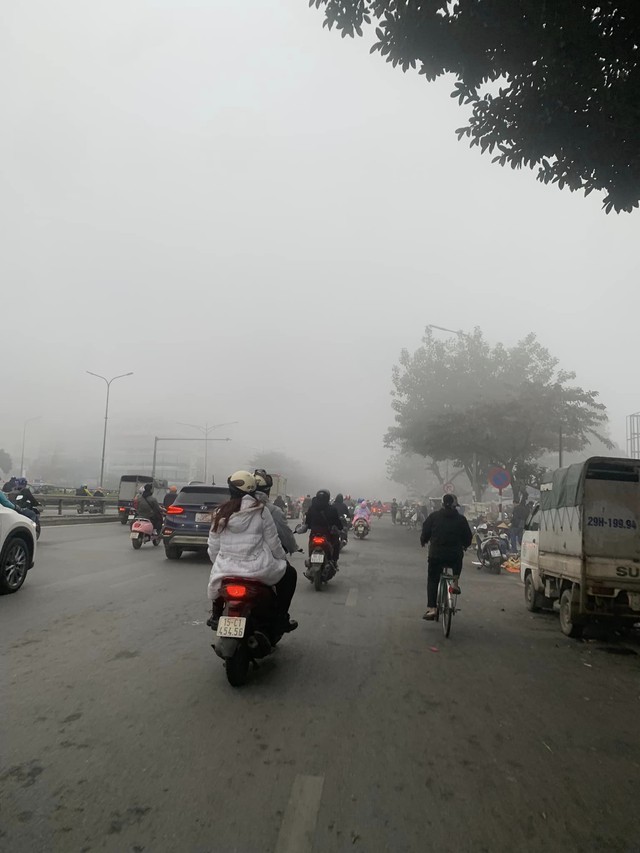 Hà Nội ngay lúc này: Sương mù giăng kín đường phố, mờ ảo cứ ngỡ như ở Sapa- Ảnh 6. Hà Nội ngay lúc này: Sương mù giăng kín đường phố, mờ ảo cứ ngỡ như ở Sapa- Ảnh 6.