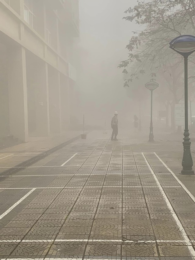 Hà Nội ngay lúc này: Sương mù giăng kín đường phố, mờ ảo cứ ngỡ như ở Sapa- Ảnh 8. Hà Nội ngay lúc này: Sương mù giăng kín đường phố, mờ ảo cứ ngỡ như ở Sapa- Ảnh 8.