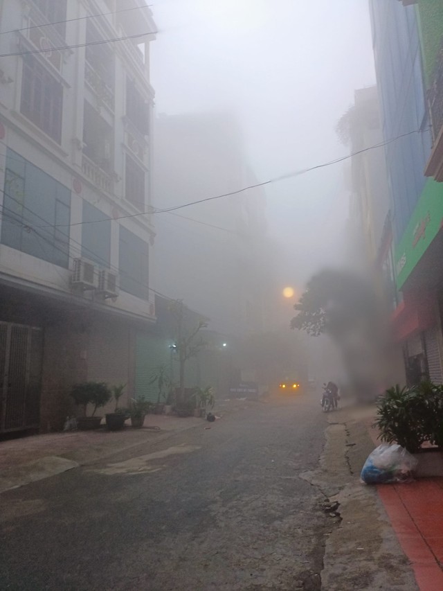 Hà Nội ngay lúc này: Sương mù giăng kín đường phố, mờ ảo cứ ngỡ như ở Sapa- Ảnh 9. Hà Nội ngay lúc này: Sương mù giăng kín đường phố, mờ ảo cứ ngỡ như ở Sapa- Ảnh 9.