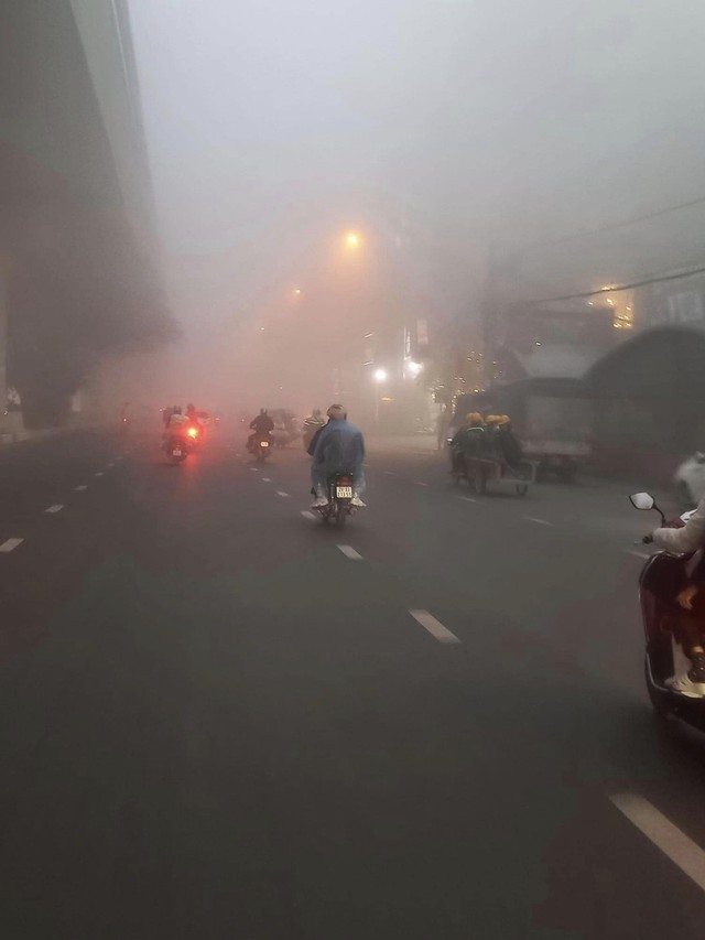 Hà Nội ngay lúc này: Sương mù giăng kín đường phố, mờ ảo cứ ngỡ như ở Sapa- Ảnh 10. Hà Nội ngay lúc này: Sương mù giăng kín đường phố, mờ ảo cứ ngỡ như ở Sapa- Ảnh 10.