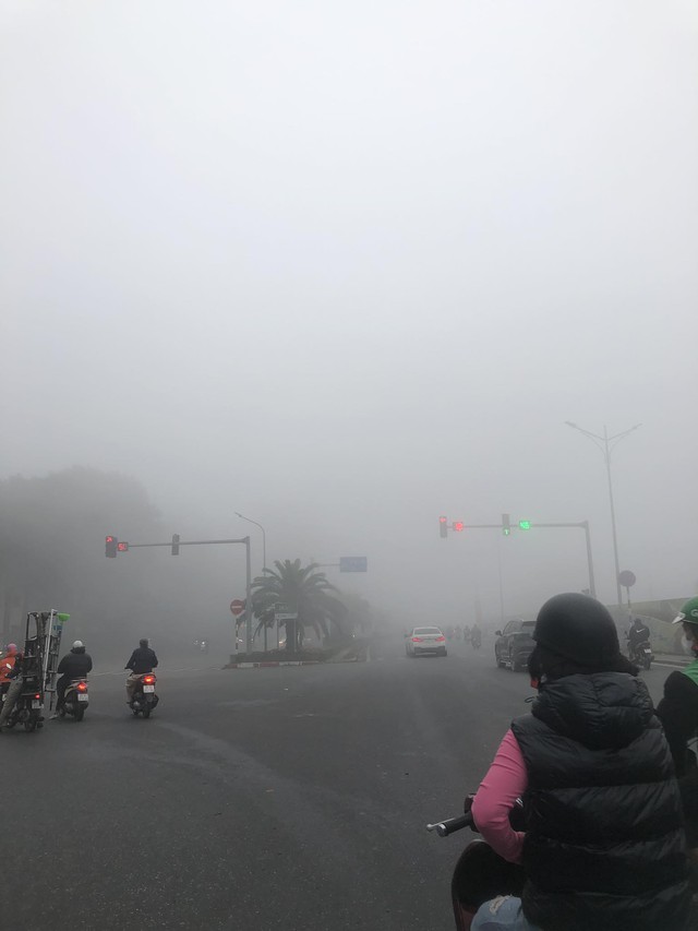 Hà Nội ngay lúc này: Sương mù giăng kín đường phố, mờ ảo cứ ngỡ như ở Sapa- Ảnh 1. Hà Nội ngay lúc này: Sương mù giăng kín đường phố, mờ ảo cứ ngỡ như ở Sapa- Ảnh 1.