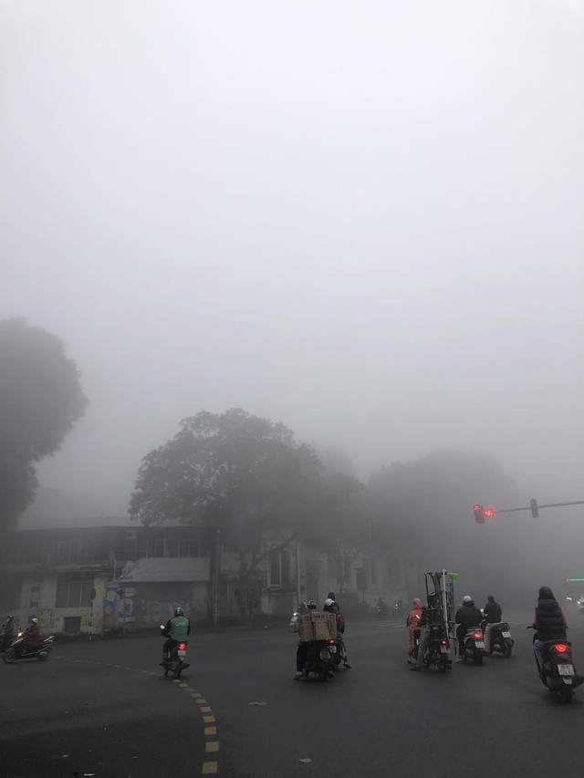 Hà Nội ngay lúc này: Sương mù giăng kín đường phố, mờ ảo cứ ngỡ như ở Sapa- Ảnh 2. Hà Nội ngay lúc này: Sương mù giăng kín đường phố, mờ ảo cứ ngỡ như ở Sapa- Ảnh 2.