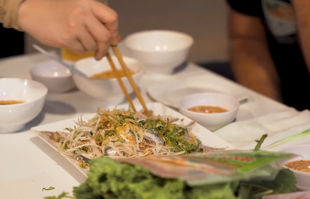 Đầu bếp Mỹ xuýt xoa món đặc sản dân dã được mệnh danh là “sashimi Phú Quốc”, giá rẻ chỉ 150 nghìn- Ảnh 3.