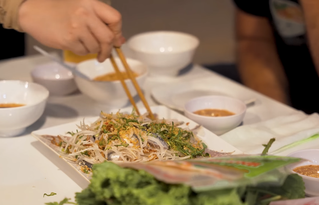 Đầu bếp Mỹ xuýt xoa món đặc sản dân dã được mệnh danh là “sashimi Phú Quốc”, giá rẻ chỉ 150 nghìn- Ảnh 3. Đầu bếp Mỹ xuýt xoa món đặc sản dân dã được mệnh danh là “sashimi Phú Quốc”, giá rẻ chỉ 150 nghìn- Ảnh 3.
